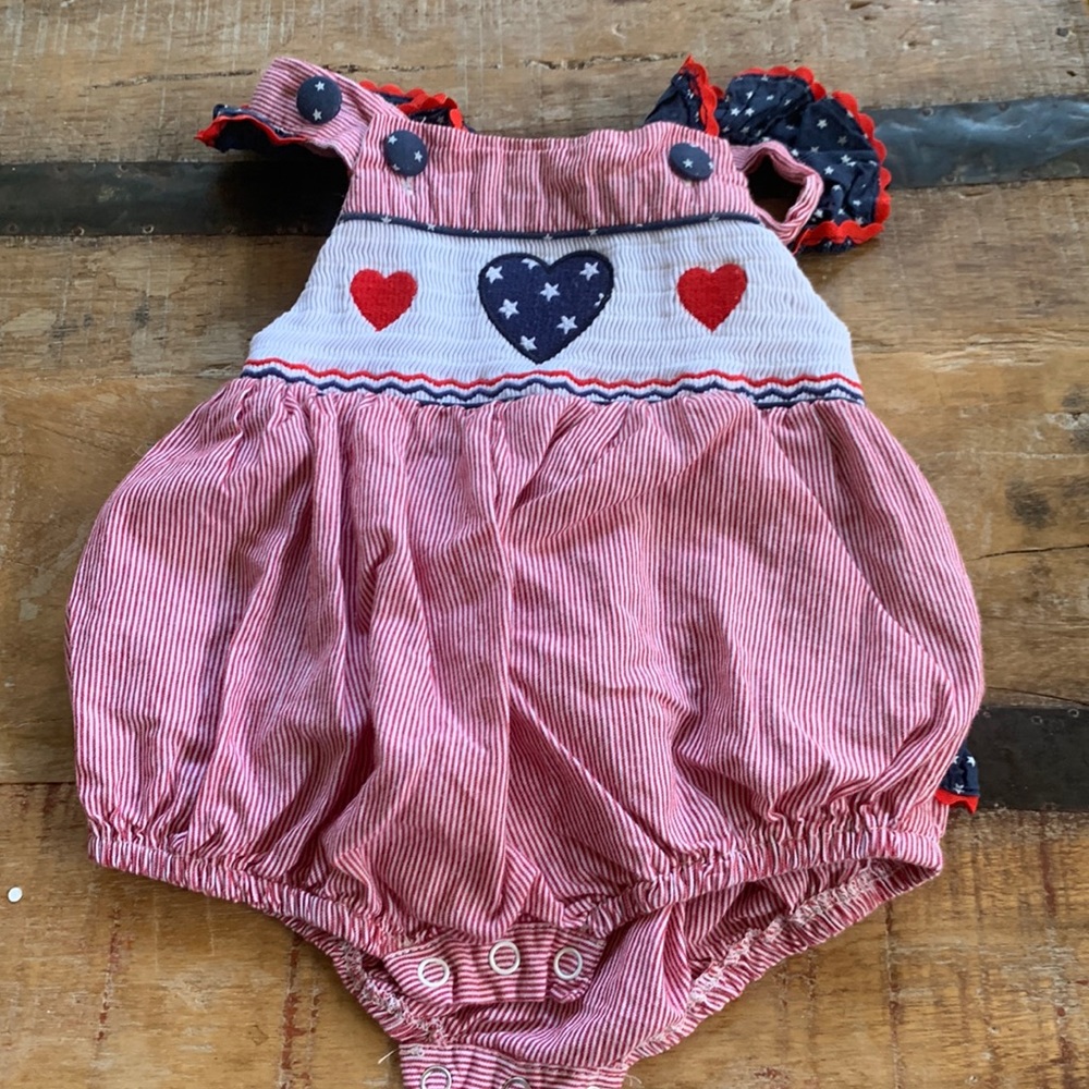 Red, white and blue bubble. 6-12 months